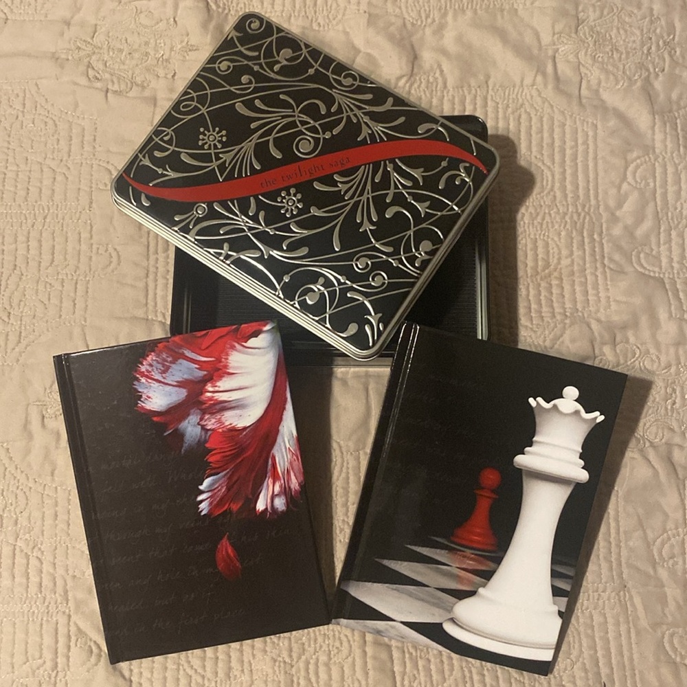 The Twilight Saga Hardcover Journals (2 of 4) in Keepsake Tin - Picture 4 of 7